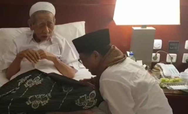 Kiai Haji Maimoen Zubair di Hotel Darul Aiman, Makkah.