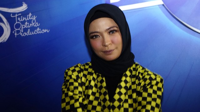 Vokalis Kotak, Tantri saat menghadiri acara pemilihan bakat karaoke Superstar di Grand Indonesia, Jakarta, Selasa, (6/8). Foto: Ronny