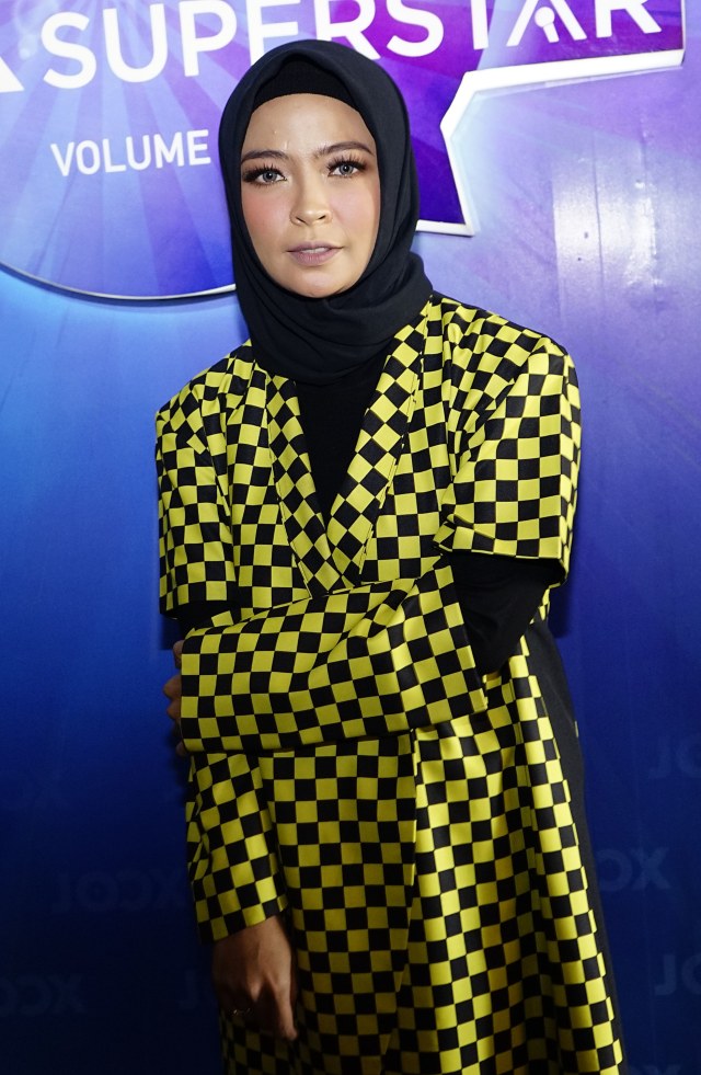 Vokalis Kotak, Tantri saat menghadiri acara pemilihan bakat karaoke Superstar di Grand Indonesia, Jakarta, Selasa, (6/8). Foto: Ronny