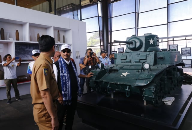 com-Menpar Arief Yahya saat berkunjung ke Museum Perang Dunia II Foto: Dok. Kemenpar