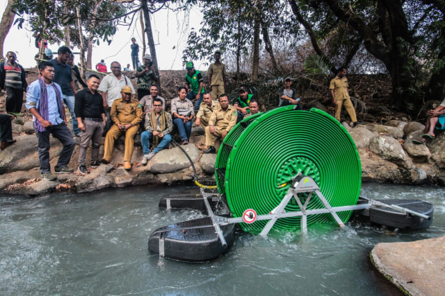 Pompa Barsha memompa air dari Sungai Wae Mutu, Desa Mengerunda, Kecamatan Soa, Kabupaten Ngada untuk dialiri ke lahan pertanian warga. Foto oleh: Arkadius Togo, florespedia/kumparan.com