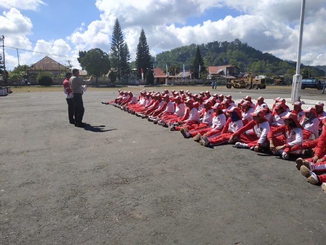 Pasukan Paskibra Kabupaten Ngada mengikuti pelatihan intensif bertempat di halaman Lapangan Kartini Bajawa. Foto oleh: Arkadius Togo,florespedia/kumparan.com