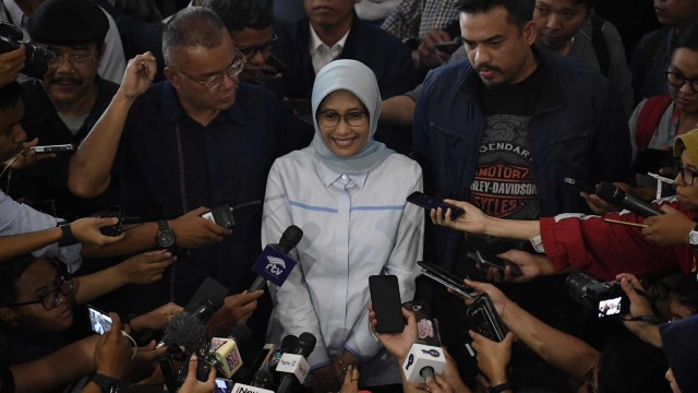 Plt Direktur Utama Perusahaan Listrik Negara (PLN) Sripeni Inten Cahyani (tengah) menyampaikan keterangan kepada wartawan usai bertemu dengan pimpinan Komisi VII DPR di Kompleks Parlemen Senayan, Jakarta, Selasa (6/8). Foto: ANTARA FOTO/Puspa Perwitasari