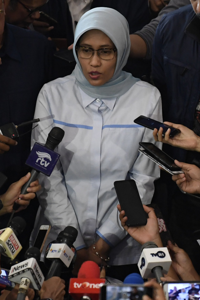 Plt Direktur Utama Perusahaan Listrik Negara (PLN) Sripeni Inten Cahyani (tengah) menyampaikan keterangan kepada wartawan usai bertemu dengan pimpinan Komisi VII DPR di Kompleks Parlemen Senayan, Jakarta, Selasa (6/8). Foto: ANTARA FOTO/Puspa Perwitasari