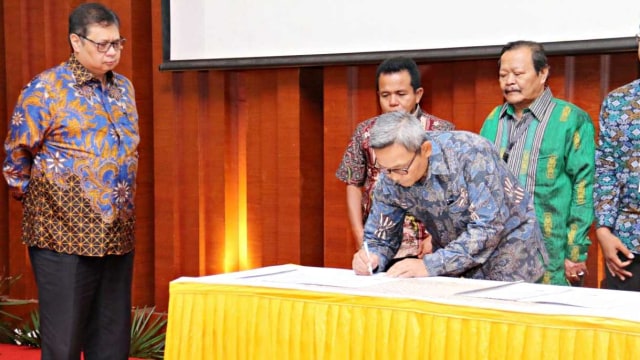 Menteri perindustrian, Airlangga Hartarti saksikan penandatanganan Nota Kesepahaman Serapan Garam Lokal oleh Direktur Jenderal Industri Kimia, Farmasi, dan Tekstil Achmad Sigit Dwiwahjono dan petani. Foto: Dok. Humas Kementerian Perindustrian