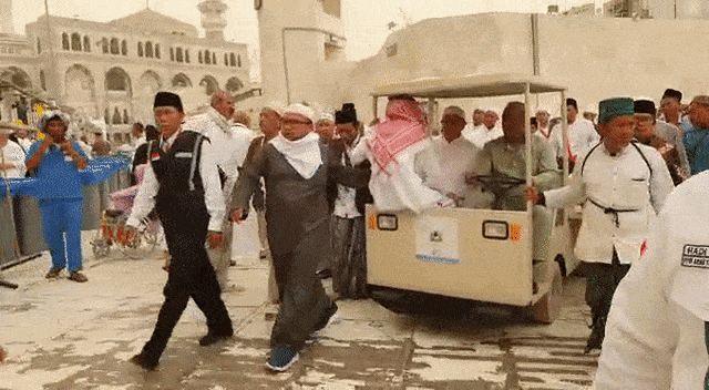 Jenazah Mbah Moen dibawa ke Masjidil Haram untuk disalatkan. Foto: Dok. Kemenag