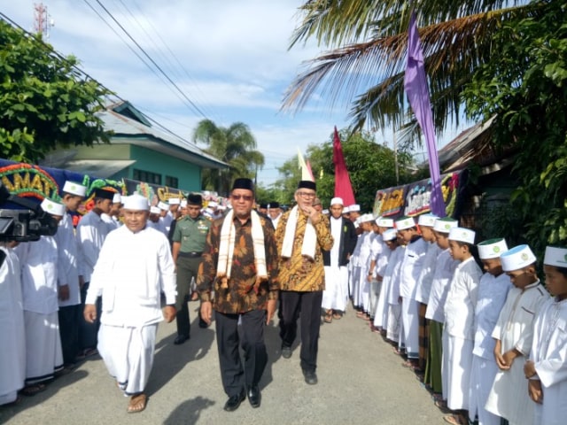 Sebelum melakukan peresmian Ma'had Aly Babussalam Al Hanafiyah di Matangkuli Aceh Utara tersebut, Kakanwil Kemenag Aceh, M. Daud Pakeh, memimpin doa untuk almarhum Mbah Moen, Selasa (6/8). Foto: Dok. Kemenag Aceh