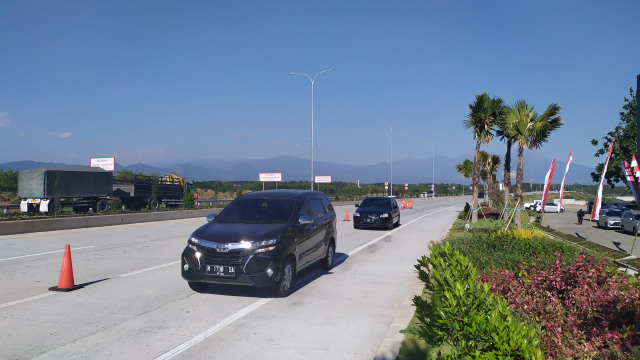 Sejumlah pengendara melintas di Jalan Tol Malang-Pandaan, Selasa (6/8). Foto : Gigih Mazda/tugumalang.id