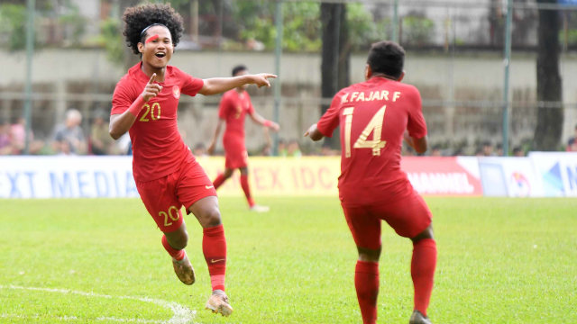Pesepak bola Indonesia Bagus Kahfi (kiri) melakukan selebrasi bersama rekannya Muhammad Fajar (kanan) usai mencetak gol ke gawang Filipina saat bertanding pada grup A Piala AFF U-18 2019 di Stadion Binh Duong 2 di Provinsi Binh Duong, Vietnam, Selasa (6/8). Foto: ANTARA FOTO/Yusran Uccang