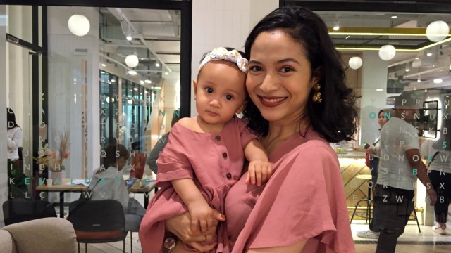 Putri Marino dan anaknya, Surinala, di Plaza Indonesia, Jakarta, Minggu (4/8). Foto: Masajeng Rahmiasri/kumparan