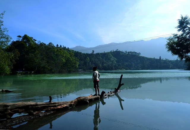 Keindahan Telaga Warna Dieng, Wonosobo, Jawa Tengah, menjadi daya tarik wisatawan untuk berkunjung. (Foto: Jamal Mahfudz)