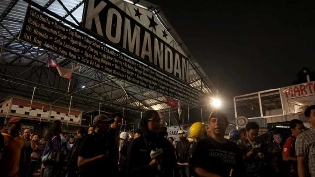 Suasana pasca kerusuhan di Komandan Cafe. Foto: Iqbal Firdaus/kumparan