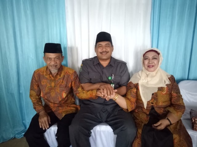 Haryadi (kiri) dan Titin (kanan) yang resmi menikah setelah terpisah selama puluhan tahun. Foto: Istimewa.