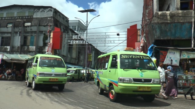 Sejumlah angkutan kota tampak mengangkut penumpang di depan terminal Mardika, Selasa (6/8) (Foto: ambonnesia)