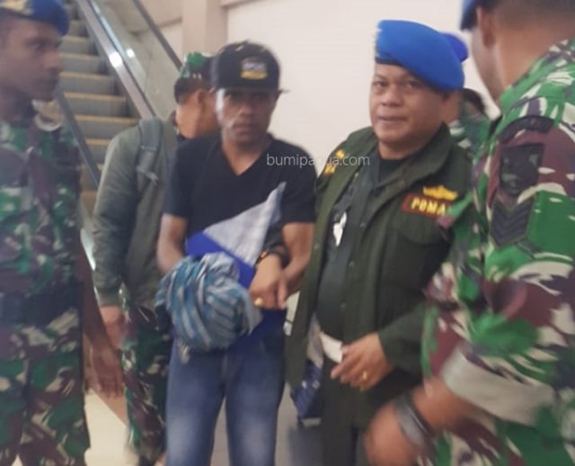 Pratu DAT (memakai topi) tiba di Bandara Sentani. (BumiPapua.com/Katharina)