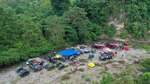Peserta offroad berkemah di tengah hutan. Foto: Abdul Hadi/acehkini