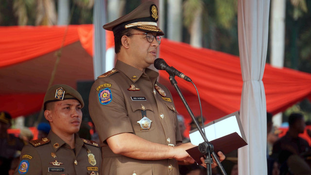 Gubernur DKI Jakarta, Anies Baswedan saat di upacara peringatan HUT Satpol PP ke 63 dan Satlinmas ke 57 di Lapangan Silang Monas, Jakarta Pusat. Foto: Irfan Adi Saputra/kumparan