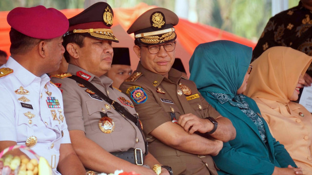Gubernur DKI Jakarta, Anies Baswedan saat di upacara peringatan HUT Satpol PP ke 63 dan Satlinmas ke 57 di Lapangan Silang Monas, Jakarta Pusat. Foto: Irfan Adi Saputra/kumparan