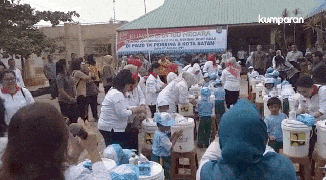Iriana dan para istri menteri lakukan senam gerakan mencuci tangan bersama-sama anak SD. Foto: Fahrian. S/kumparan