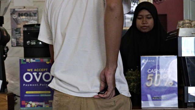 Membayar dengan uang digital. Foto: Jamal Ramadhan/kumparan