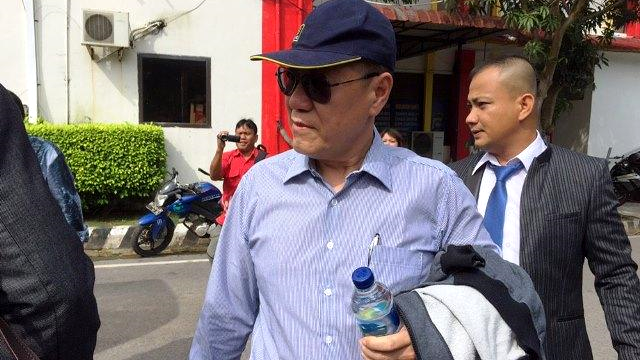 Kock Meng (kedua dari kanan), pengusaha yang dicegah KPK terkait kasus Izin Reklamasi di Kepri. Foto: Dok. Batamnews