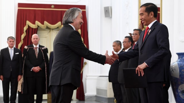 Presiden Joko Widodo (kanan) berjabat tangan seusai menerima surat kepercayaan dari Duta Besar Afganistan untuk Indonesia Faizullah Zaki di Istana Merdeka. Foto: ANTARA FOTO/Wahyu Putro A