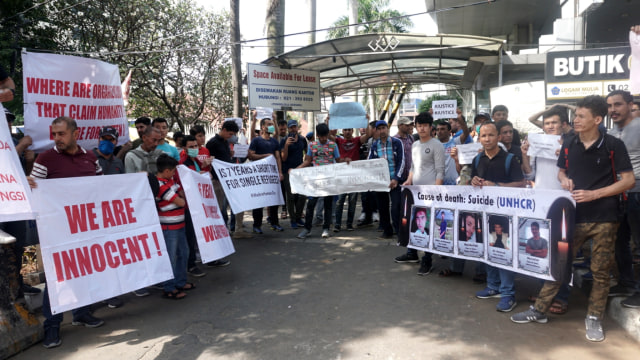 Puluhan pencari suaka asal Afghanistan, Irak, Iran dan Pakistan menuntut Badan Komisi Tinggi PBB  di depan Kantor UNCHR di kawasan Kebon Sirih, Jakarta Pusat. Foto: Iqbal Firdaus/kumparan