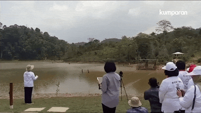 Iriana Widodo dan Muvida Jusuf Kalla Melepas Dua Pasang Elang Bondol di Taman Wisata Alam, Batam Foto: Fahrian Saleh