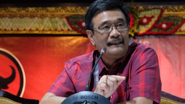 Ketua DPP PDIP Djarot Syaiful Hidayat (kanan) saat konferensi pers Pra Kongres di Grand Inna Bali Beach, Rabu (7/8). Foto: Dok. PDIP