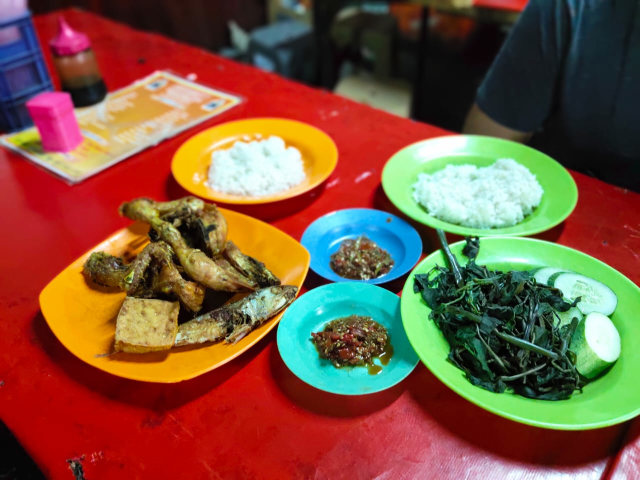 Lauk Pauk di Sambal Setan Bu Mut Foto: Mela Nurhidayati/kumparan