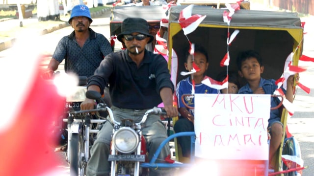 Parade menjelang penandatanganan kesepakatan damai di Aceh, 7 Agustus 2005. Foto: Adi Warsidi 