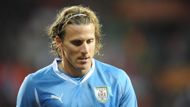 Diego Forlan di Piala Dunia 2010, turnamen di mana dia dinobatkan jadi pemain terbaik. Foto: AFP/Rodrigo Arangua