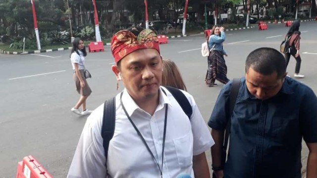 Farhat Abbas (kiri) di Polda Metro Jaya. Foto: Raga Imam/kumparan