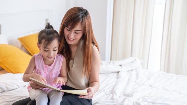 Ilustrasi ibu mendongeng untuk anak Foto: Shutterstock