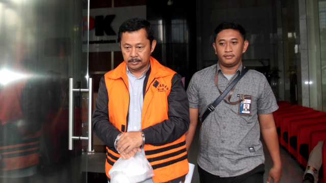 Tersangka Kepala Dinas Kelautan dan Perikanan Provinsi Kepulauan Riau Edy Sofyan (kiri) usai menjalani pemeriksaan, di Gedung KPK, Jakarta, Rabu (7/8). Foto: ANTARA FOTO/Reno Esnir