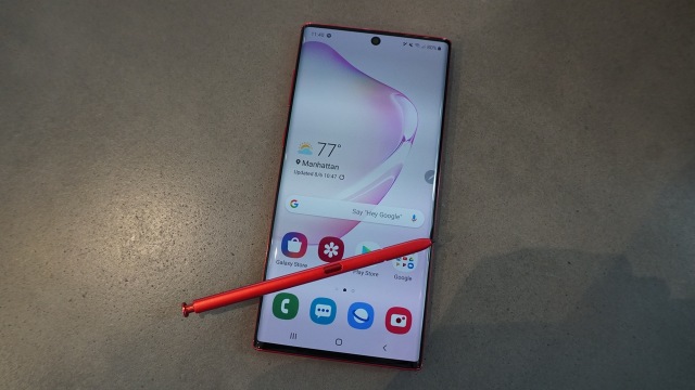 Smartphone Samsung Galaxy Note 10. Foto: Bianda Ludwianto/kumparan