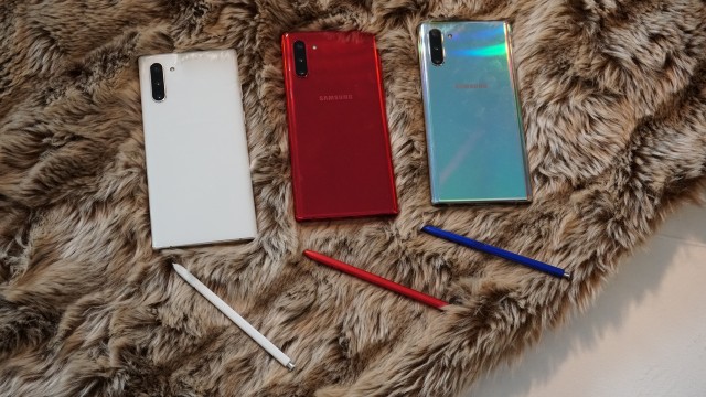Tiga varian dari smartphone Samsung Galaxy Note 10. Foto: Bianda Ludwianto/kumparan