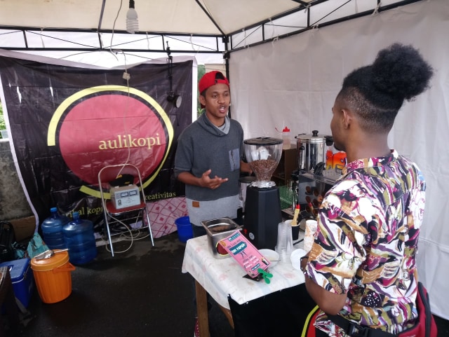 Pemilik Aulikopi, Bernar Nyongky saat meracik Kopi Kiwirok dari Pegunungan tengah Papua. (BumiPapua.com/Qadri Pratiwi)