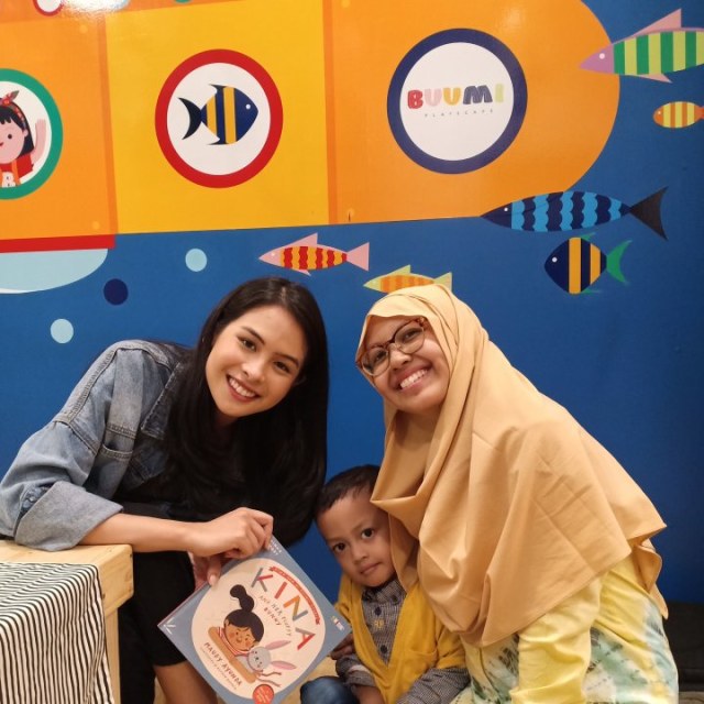 Maudy Ayunda dan buku karyanya, Kina dan Si Kelinci Gembil