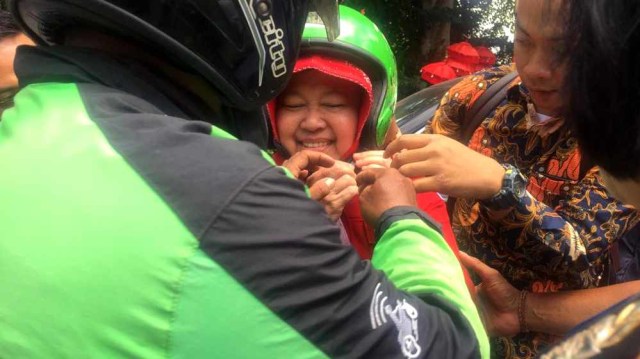 Wali Kota Surabaya Tri Rismaharini saat akan berangkat menghadiri Kongres V PDIP dengan menggunakan Gojek. Foto: Paulina Herasmaranindar/kumparan