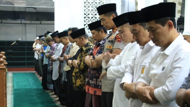 Sejumlah tokoh dan ratusan polisi menggelar salat gaib untuk almarhum Mbah Moen (Foto: istimewa)