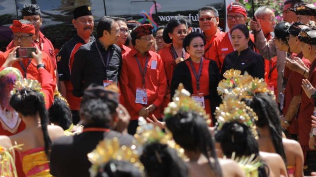 Ketua umum PDIP Megawati Soekarnoputri (tengah) tiba di lokasi Kongres V PDIP di Bali. Foto: Jamal Ramadhan/kumparan