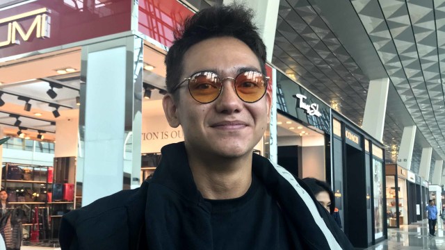 Adipati Dolken di Bandara Soetta, Kamis (8/8). Foto: Regina Rosary/kumparan