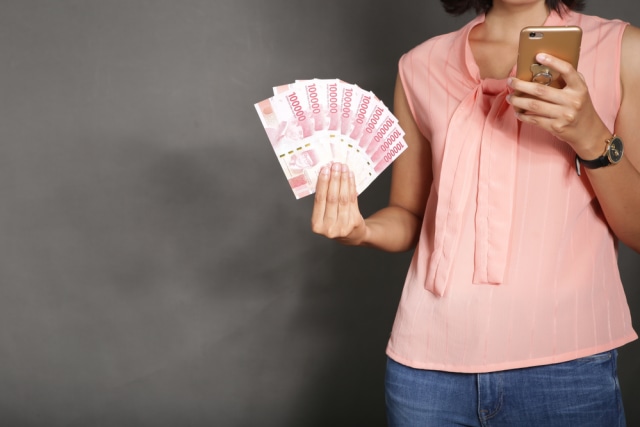 com-Ilustrasi seseorang mendapat dana pinjaman. Foto: Shutterstock