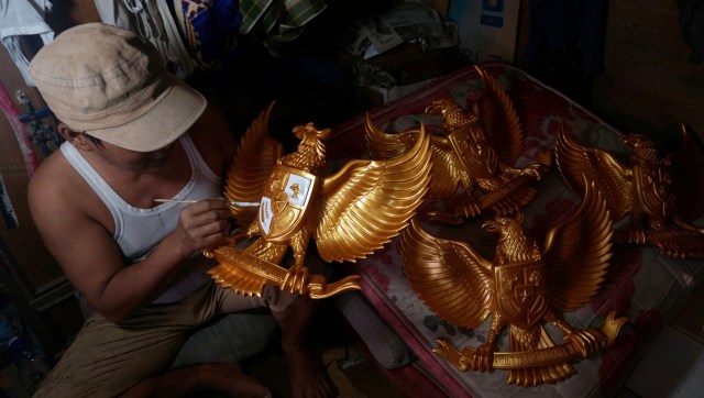 Proses mewarnai patung lambang negara, Garuda Pancasila, di kawasan Halim, Makasar, Jakarta, Kamis (8/8). Foto: Fanny Kusumawardhani/kumparan