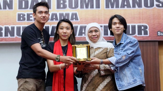 Rombongan ‘Bumi Manusia’ dan ‘Perburuan’ menyambangi kantor Gubernur Jawa Timur, Kamis (8/8). Foto: Dok. Falcon Pictures
