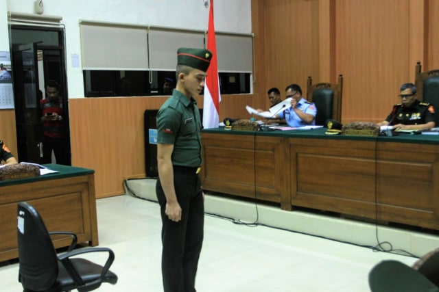 Terdawa kasus 'Mayat Ranjang', Prada DP saat menjalani sidang lanjutan di Peradilan Militer I-04 Palembang. (Foto: istimewa)