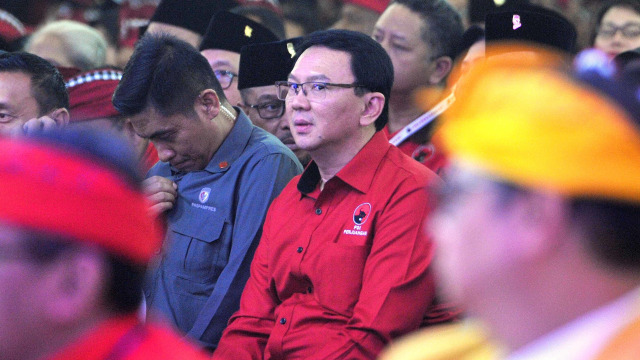 Mantan Gubernur DKI Jakarta yang juga kader PDIP Basuki Tjahaja Purnama (kedua kanan) menyapa peserta lainnya pada pembukaan Kongres V PDIP di Sanur, Bali, Kamis (8/8). Foto: ANTARA FOTO/Nyoman Budhiana