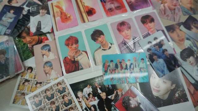 Koleksi photocard BTS yang dimiliki oleh fans. Foto: Irfan Adi Saputra/kumparan