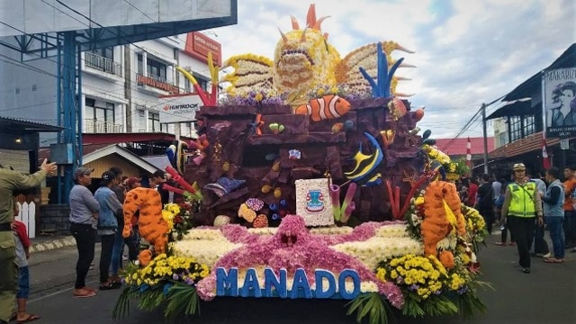 Kendaraan hias milik Kota Manado. Walaupun menampilkan suasana taman laut, tetapi material yang digunakan adalah bunga yang dirangkai (foto: marcelino)